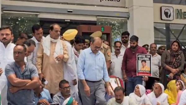 हंगामा करते लोग