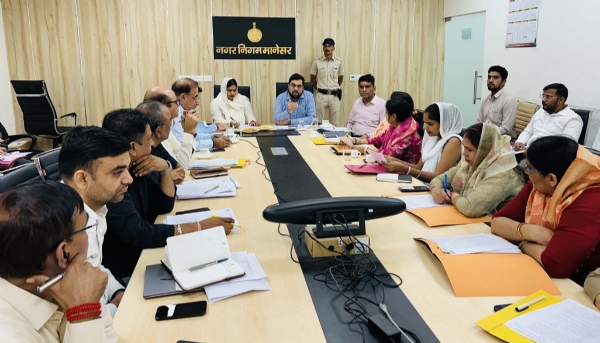 मानेसर नगर निगम सदन की साधारण बैठक में मौजूद मेयर डा. इंद्रजीत कौर यादव, निगमायुक्त आयुष सिन्हा व पार्षद।