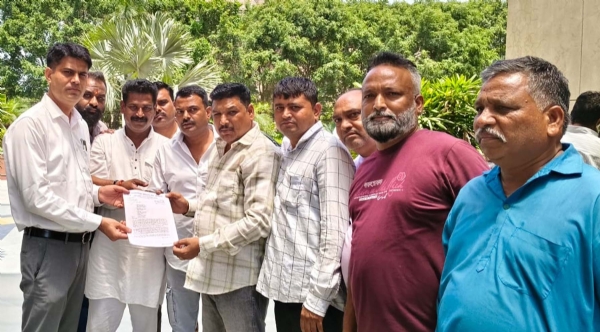 गुरुग्राम में अतिरिक्त निगमायुक्त को मांग पत्र सौंपते नगर पालिका कर्मचारी संघ के सदस्य।
