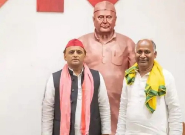 सपा के राष्ट्रीय अध्यक्ष अखिलेश यादव के साथ