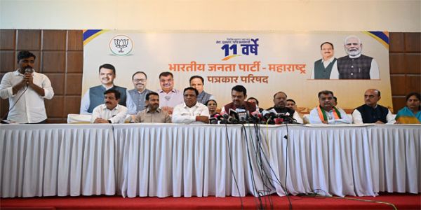 फोटो: मुंबई में पत्रकारों को संबोधित करते हुए मुख्यमंत्री देवेंद्र फडणवीस
