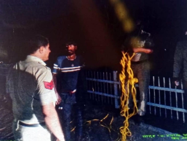 फतेहाबाद। नहर में डूब रहे व्यक्ति को रस्सी की सहायता से निकालते पुलिस कर्मचारी।