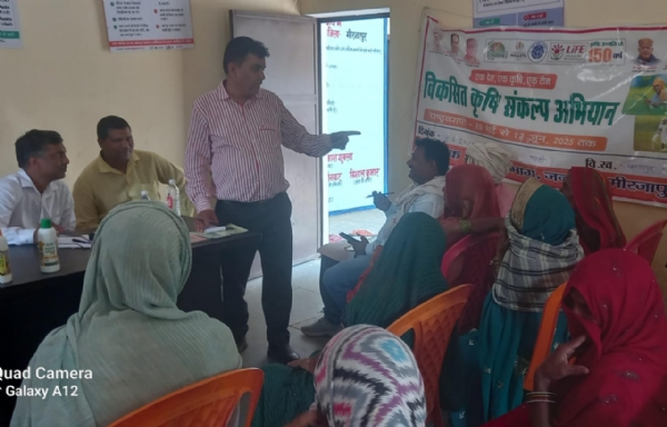 जमालपुर के पसही गांव में किसानो को खेती के गुण बताते विषेशज्ञ