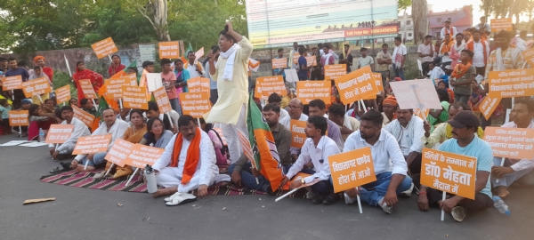 थाना का घेराव करते पांकी विधायक एवं अन्य