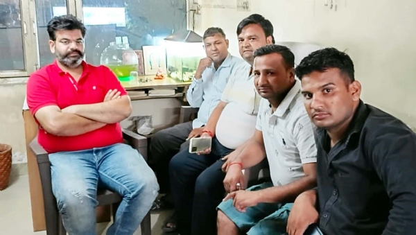 बैठक में उपस्थित कैंटर एसोसिएशन के प्रधान निशांत गर्ग व अन्य।