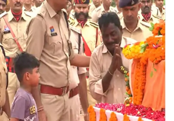 पिता और पुत्र बिलखते रहे