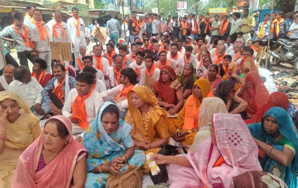 इधर हटाया अतिक्रमण, उधर प्रदर्शन