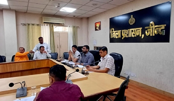 बैठक में दिशा-निर्देश देते हुए डीसी।