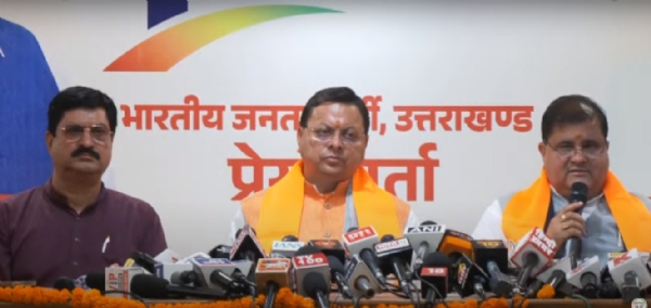 पत्रकारों से वार्ता करते मुख्यमंत्री पुष्कर सिंह धामी