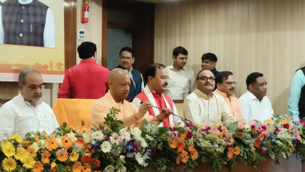 प्रेसवार्ता करते सीएम योगी व अन्य