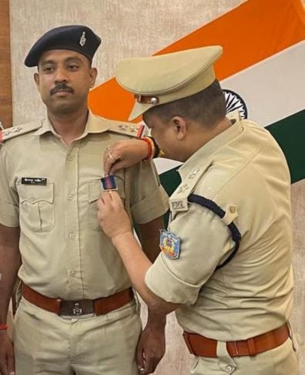 सम्मानित होते दिगंबर पांडे