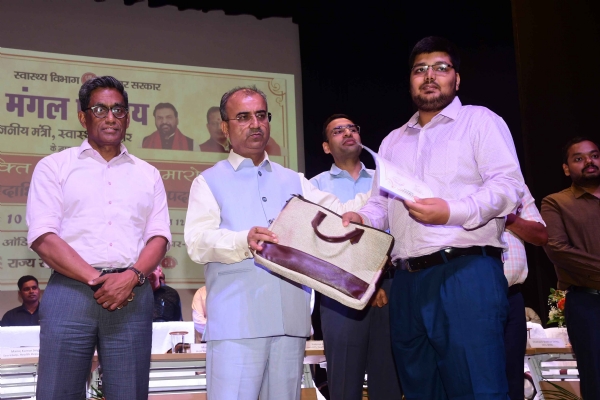 स्वास्थ्य विभाग के नियुक्ति पत्र वितरित करते स्वास्थ्य मंत्री मंगल पांडेय