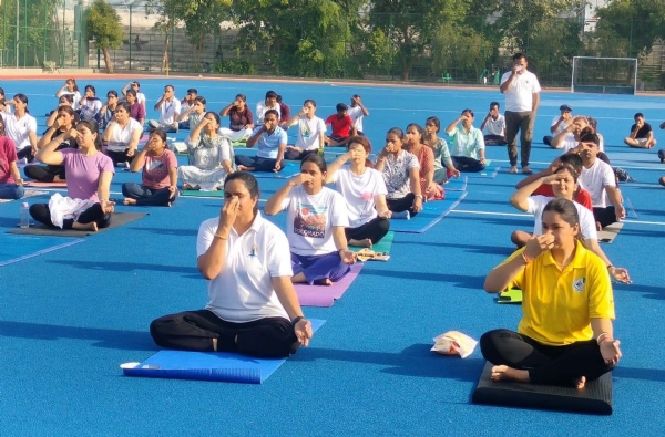 गुरुग्राम के नेहरू स्टेडियम में योग प्रशिक्षण शिविर में भाग लेते लोग।