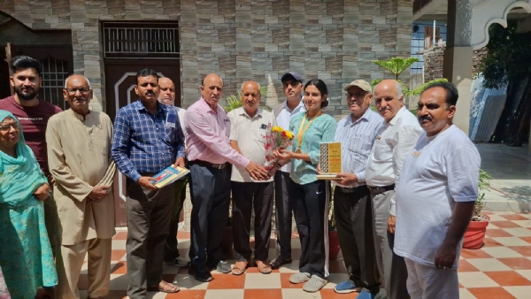 राष्ट्रीय कलारीपयट्टू चैम्पियनशिप में स्वर्ण पदक विजेता जगृति सांगोत्रा को सम्मानित किया