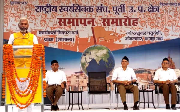 कानपुर में राष्ट्रीय स्वयंसेवक संघ पूर्वी उत्तर प्रदेश क्षेत्र के कार्यकर्ता विकास वर्ग प्रथम सामान्य के समापन कार्यक्रम में मंच से बोलते हुए मुख्य अतिथि पद्मश्री उमाशंकर पांडे का छायाचित्र