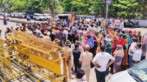 खेरोदा में 765 केवी सब ग्रिड स्टेशन के विरोध में गांव से ट्रेक्टर लेकर कलेक्ट्रेट पहुंचे ग्रामीण