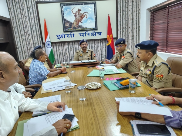मासिक अपराध समीक्षा बैठक करते डीआईजी