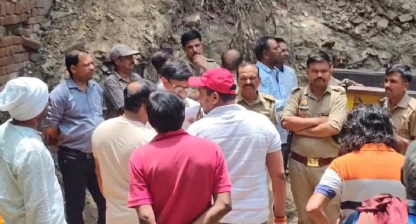मौके पर पुलिस फोर्स व प्रशासन
