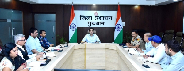 गुरुग्राम में एससी एवं एसटी एक्ट के तहत दर्ज केसों में पीडि़तों को दी गई आर्थिक सहायता की समीक्षा बैठक लेते डीसी अजय कुमार।