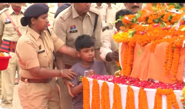 पिता आकाश को बिदाई देता पुत्र