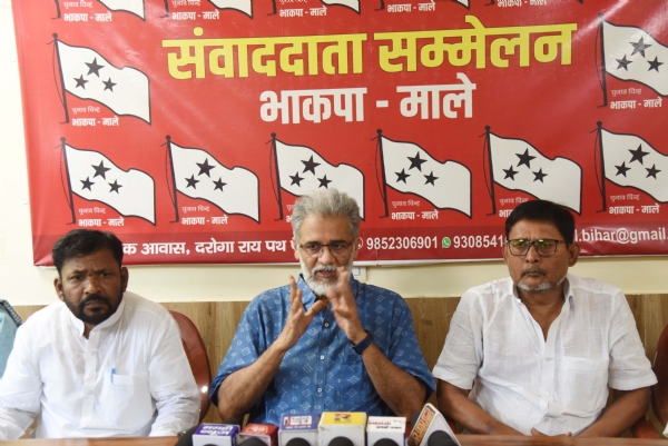 भाकपा-माले के राष्ट्रीय सचिव दीपंकर भट्टाचार्य संवाददाता सम्मेलन को संबोधित करते हुए।