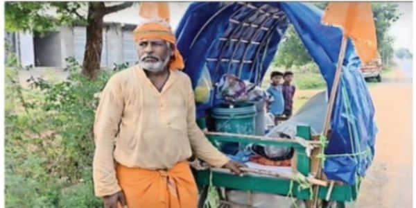 बलरामपुर : हाथ ठेले पर वृद्ध पिता को रामलला के दर्शन कराने 16 सौ किमी की यात्रा पर निकला नारायण राव