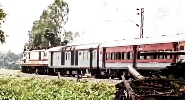 दिल्ली जाने वाली राधिकापुर-आनंद विहार एक्सप्रेस में धुआं, यात्री घबराए