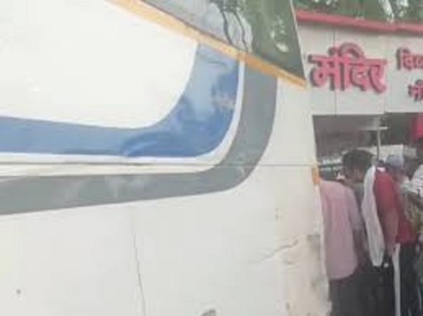 रिवर्स के दाैरान बेकाबू हुई बस