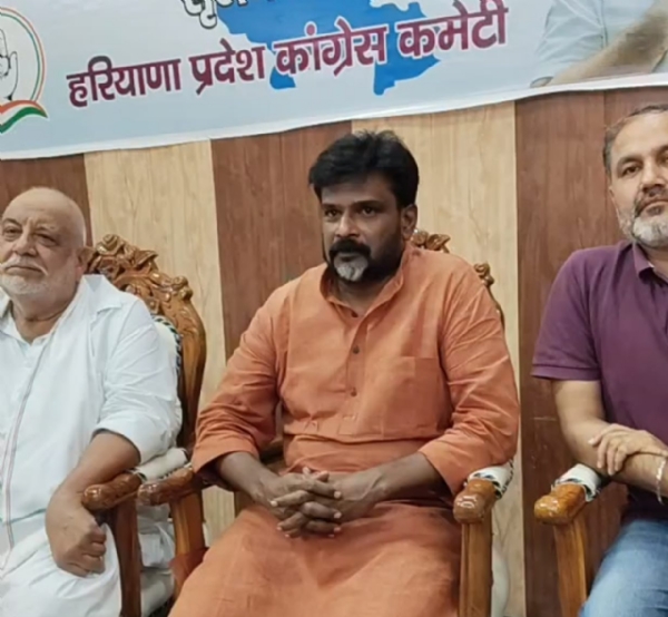 कांग्रेस भवन में मीडिया से बातचीत करते कांग्रेस नेता एम.क्रिस्टोफर। कांग्रेस भवन में मीडिया से बातचीत करते कांग्रेस नेता एम.क्रिस्टोफर।