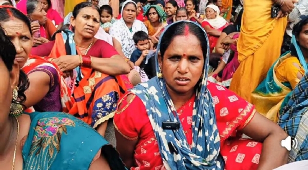 कोरबा जिले में प्रसूता महिला की मौत के बाद ग्रामीणों का कलेक्टर कार्यालय पर धरना
