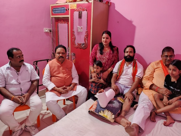 अररिया फोटो:सांसद घायल मनोज सोनी के आवास पर