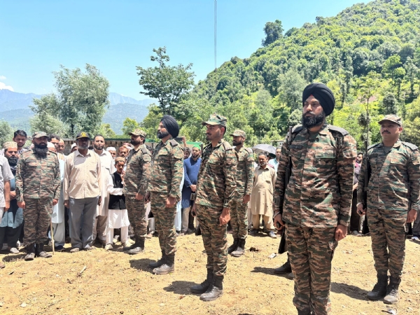 पूरव सैनिक काे शदा्ंजलि देते सेना के जवान पूरव सैनिक काे शदा्ंजलि देते सेना के जवान