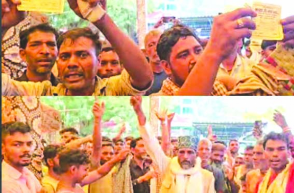 विरोध प्रदर्शन करते लोग