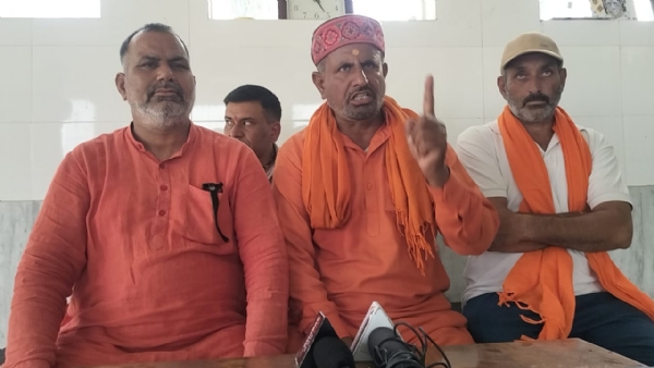 पतरकाराें से बातचीत करते हुए हिंदू जागरण मंच के नेता्