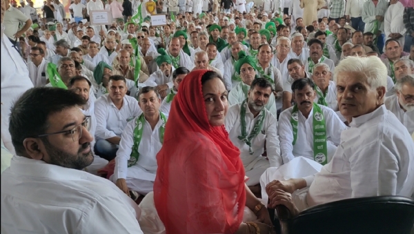 पानीपत में धरने पर बैठे इनेलो कार्य कर्ताओं के बीच  सुनैना चौटाला व विधायक अर्जुन चौटाला