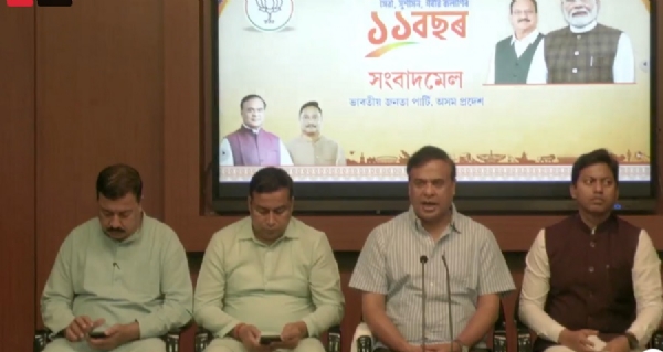गुवाहाटी: मुख्यमंत्री डॉ. हिमंत बिस्व सरमा मोदी सरकार के 11 साल पूरे होने पर मंगलवार को गुवाहाटी के वशिष्ठ स्थित प्रदेश भाजपा मुख्यालय अटल बिहारी वाजपेयी भवन में असम सरकार के मंत्री जयंत मल्लबरुवा, भाजपा के मुख्य प्रवक्ता मनोज बरुवा, प्रदेश उपाध्यक्ष पल्लव लोचन दास के साथ संवाददाता सम्मेलन को संबोधित करते हुए।