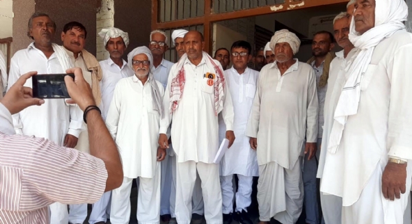 फतेहाबाद। सेम समस्या को लेकर डीसी से मिलने पहुंचे किसान।