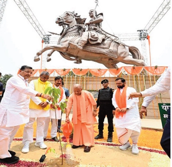 बहराइच में स्थापित महाराजा सुहेलदेव की प्रतिमा और पौधारोपण करते मुख्यमंत्री योगी