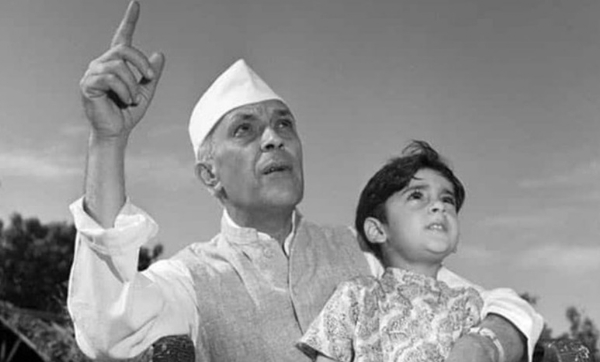 आसमान को निहारते पंडित जवाहर लाल नेहरू। फोटो-फाइल