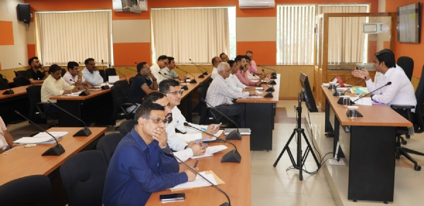 बैठक की अध्यक्षता करते हुए उपायुक्त।