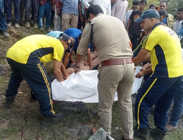 रेस्क्यू करती एसडीआरएफ की टीम।