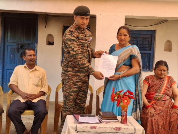 शहीदों के परिजनों को सम्मानित करते सेना के जवान