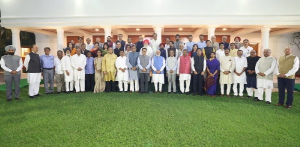 विदेश से लौटे सांसदों के प्रतिनिधिमंडल के साथ प्रधानमंत्री नरेन्द्र मोदी