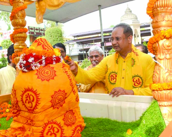 रथ का पूजन कर रवाना करते हुए