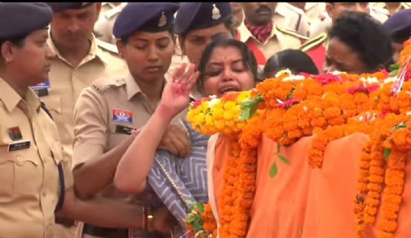 पत्नी तथा उनके पुत्र,उनकी माँ ने उन्हें रोते हुए सैल्यूट कर दी अंतिम विदाई