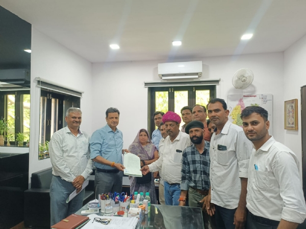 खेरोदा में 765 केवी सब ग्रिड स्टेशन के विरोध में गांव से ट्रेक्टर लेकर कलेक्ट्रेट पहुंचे ग्रामीण