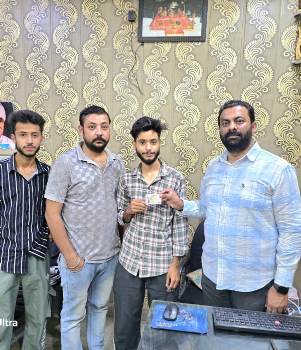 जम्मू में स्थानीय लोगों को प्रमुख कल्याणकारी कार्ड वितरित किए
