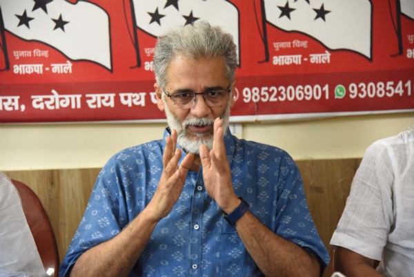 भाकपा-माले के राष्ट्रीय सचिव दीपंकर भट्टाचार्य संवाददाता सम्मेलन को संबोधित करते हुए।
