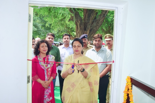 फीता काट कर डीएम वार रूम का लोकार्पण करती कमिश्नर