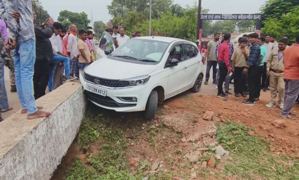 अनियंत्रित कार पुलिया से जा टकराई